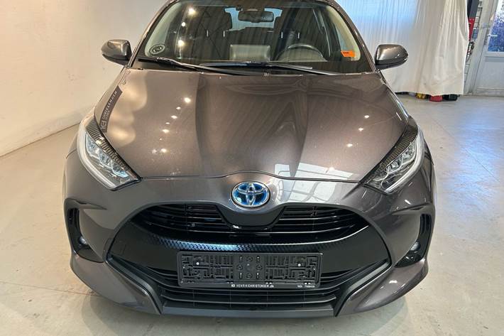 Grå Toyota Yaris fra 2021