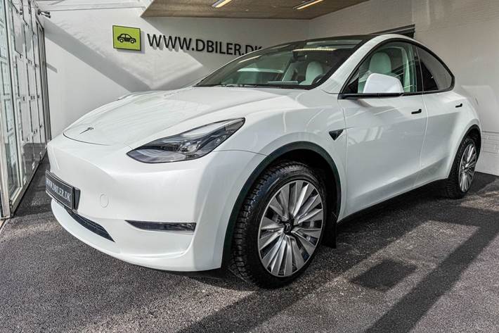 Hvid Tesla Model Y fra 2023