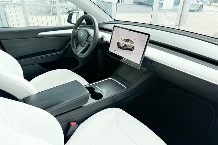 Hvid Tesla Model Y fra 2023