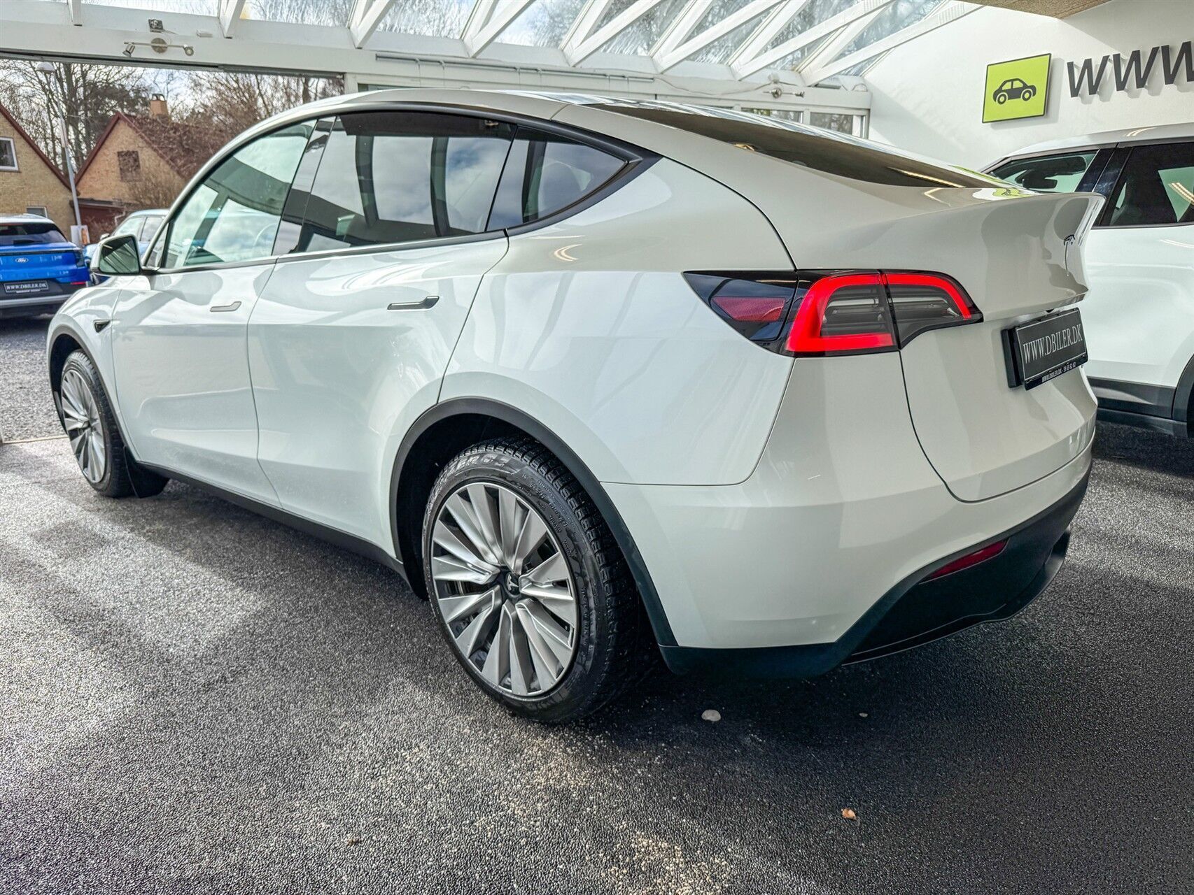 Hvid Tesla Model Y fra 2023