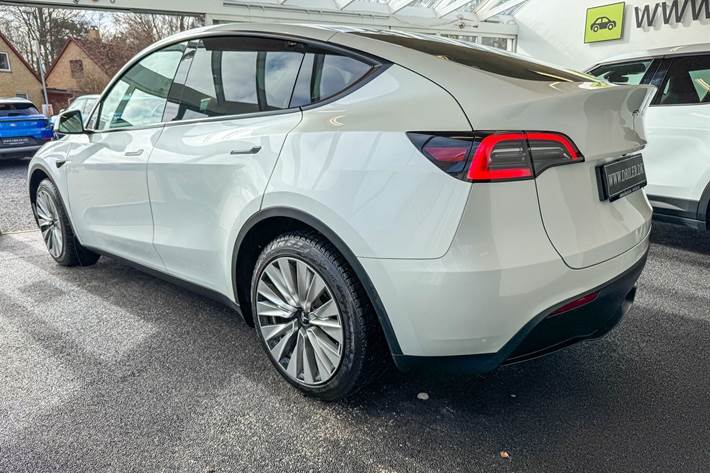 Hvid Tesla Model Y fra 2023