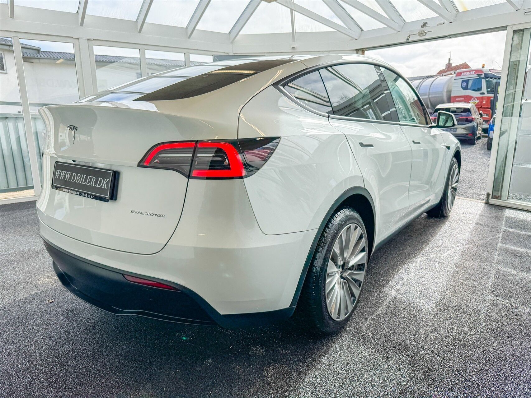 Hvid Tesla Model Y fra 2023