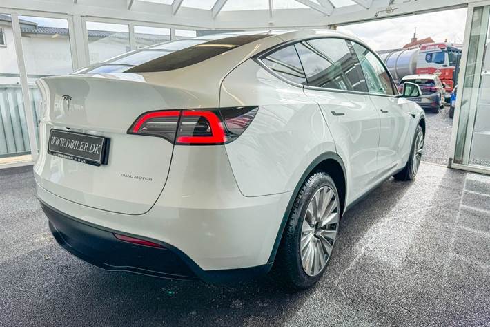 Hvid Tesla Model Y fra 2023