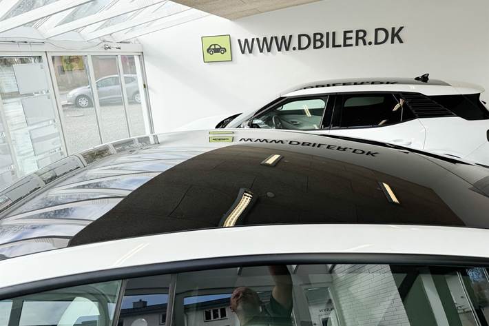 Hvid Tesla Model Y fra 2023 set udefra