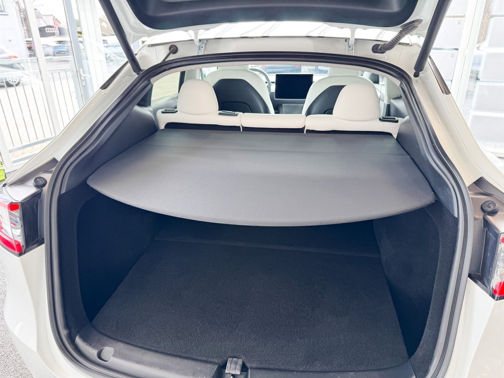 Hvid Tesla Model Y fra 2023
