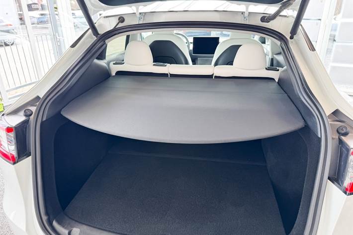 Hvid Tesla Model Y fra 2023