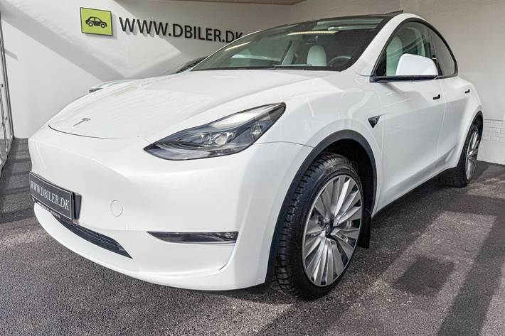 Hvid Tesla Model Y fra 2023