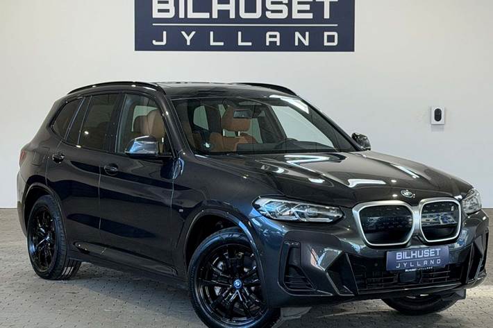 Grå BMW iX3 fra 2023 set udefra