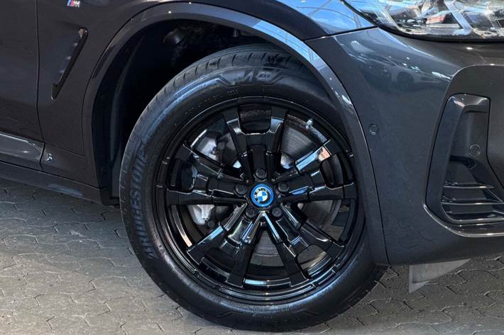 Grå BMW iX3 fra 2023