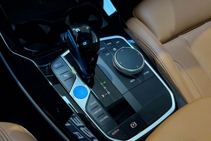 Grå BMW iX3 fra 2023