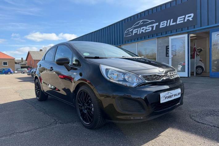 Grøn Kia Rio fra 2013