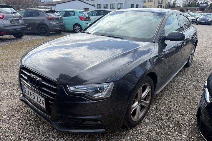 Grå Audi A5 fra 2016 set udefra