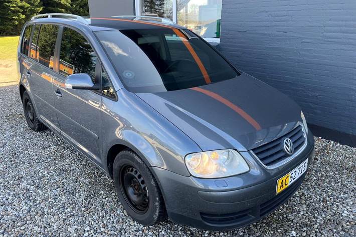 Grå VW Touran fra 2006