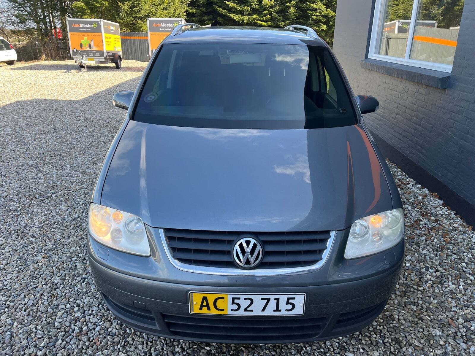Grå VW Touran fra 2006