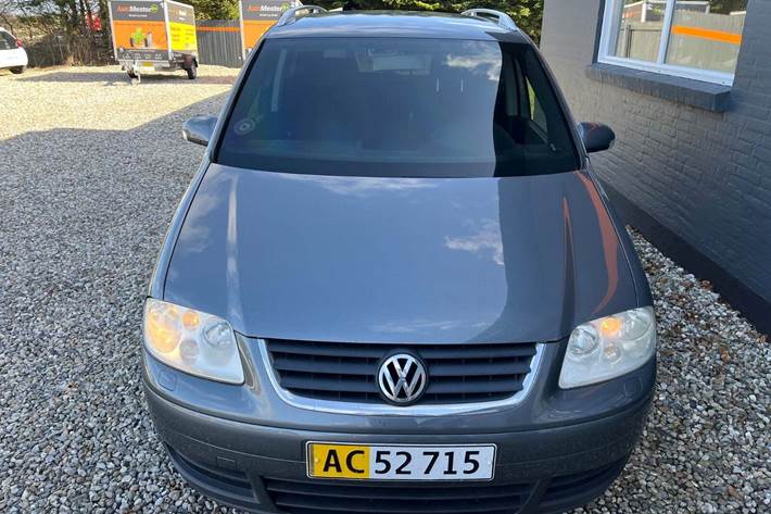 Grå VW Touran fra 2006