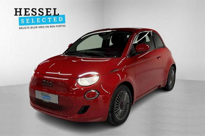 Rød Fiat 500e fra 2022 set udefra