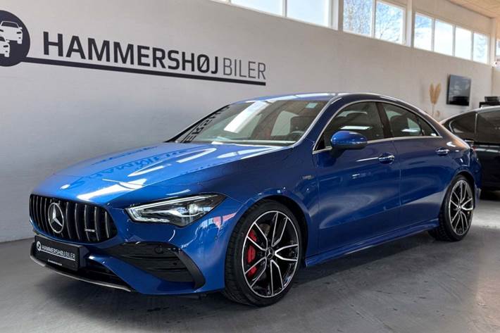 Blå Mercedes CLA35 fra 2024 set udefra
