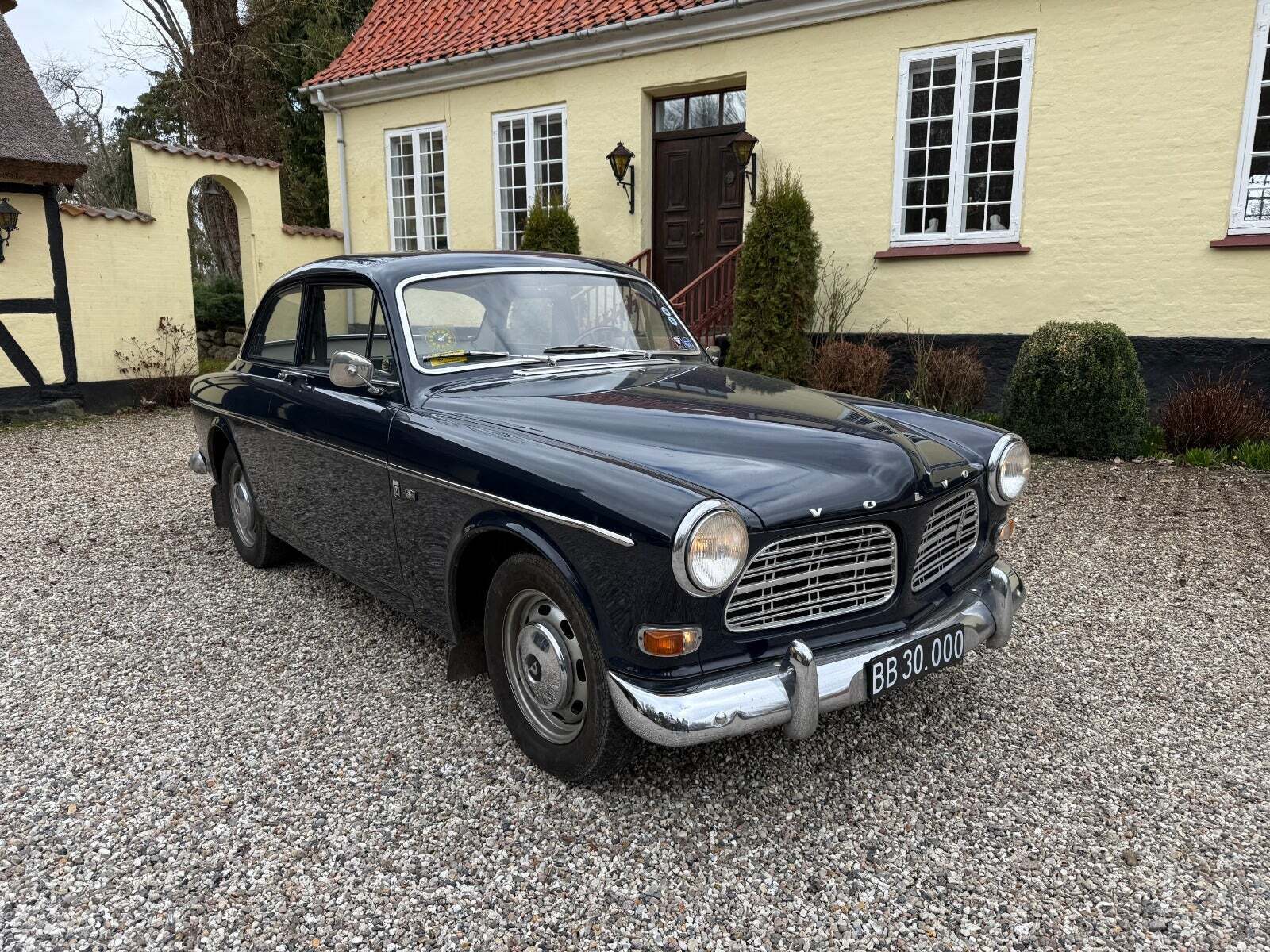 Blå Volvo 121 fra 1969 set udefra