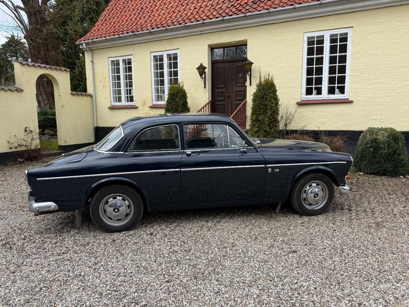 Blå Volvo 121 fra 1969 set udefra