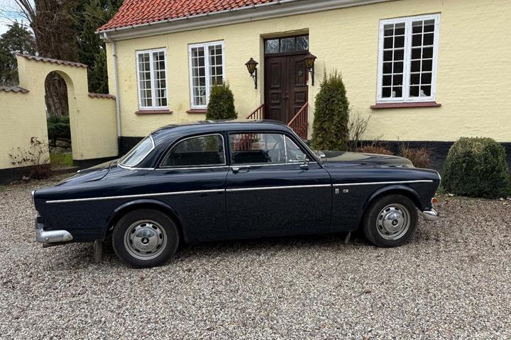 Blå Volvo 121 fra 1969 set udefra