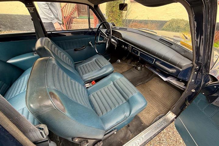 Blå Volvo 121 fra 1969 set indefra