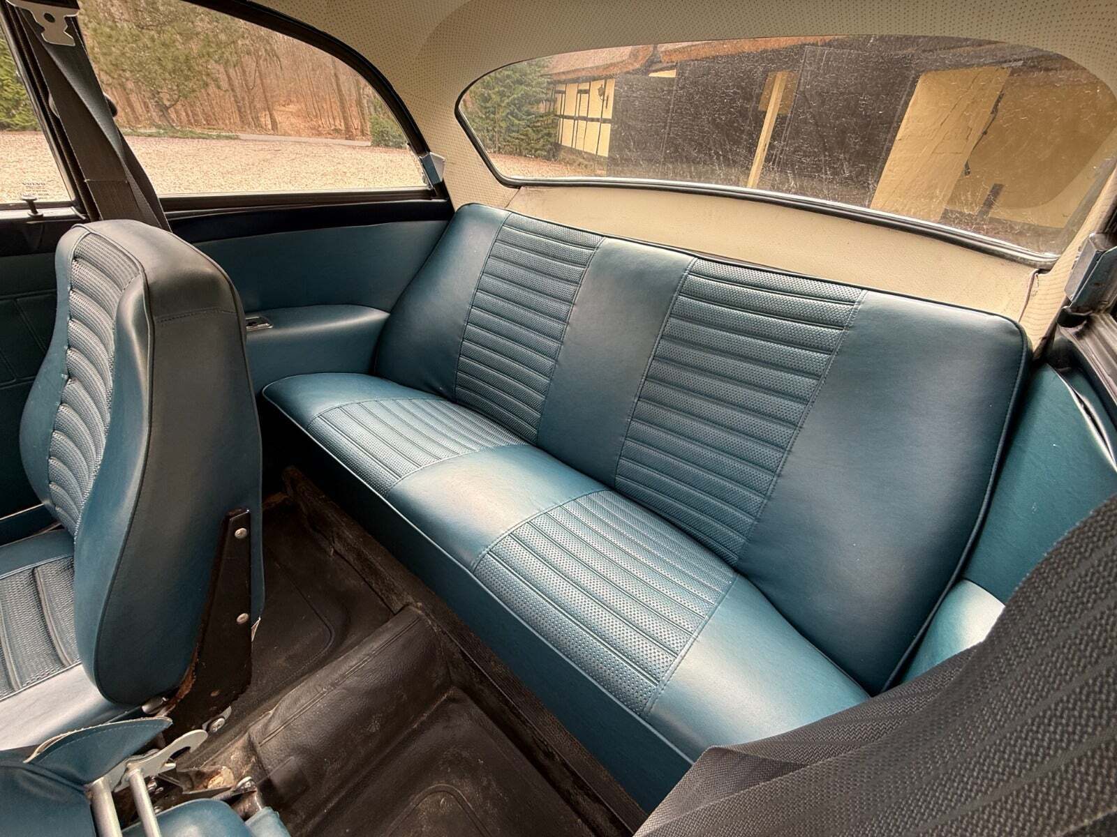 Blå Volvo 121 fra 1969 set indefra