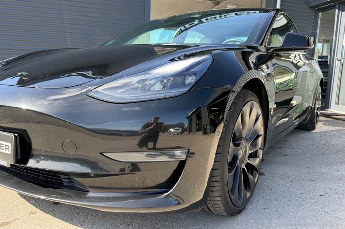Sort Tesla Model 3 fra 2021