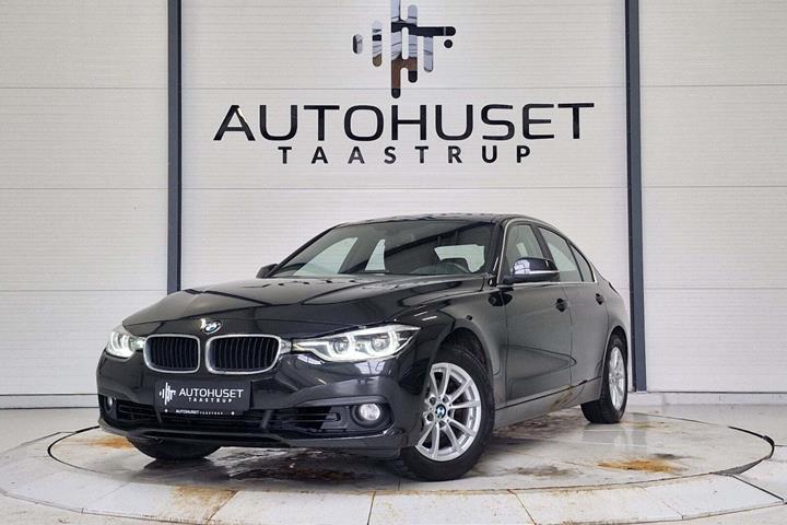 Sort BMW 318i fra 2017 set udefra