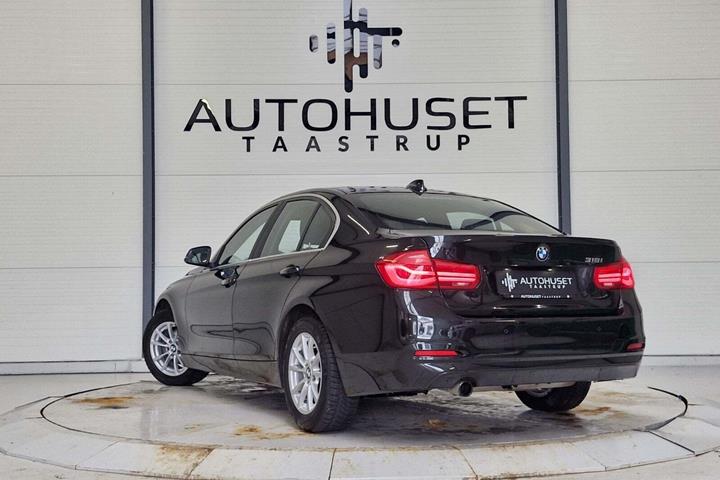 Sort BMW 318i fra 2017 set udefra