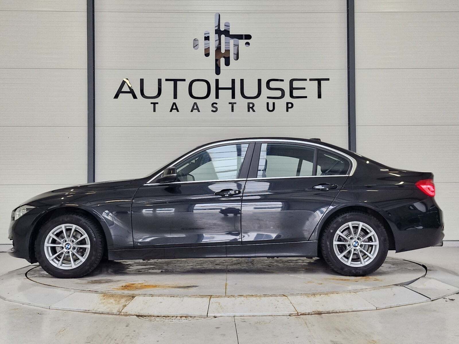 Sort BMW 318i fra 2017 set udefra