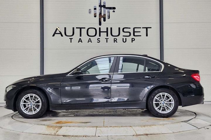 Sort BMW 318i fra 2017 set udefra