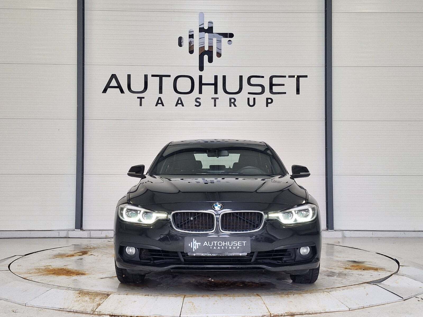 Sort BMW 318i fra 2017 set udefra