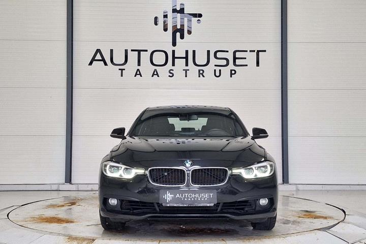 Sort BMW 318i fra 2017 set udefra