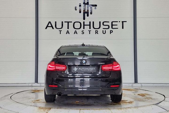Sort BMW 318i fra 2017 set udefra