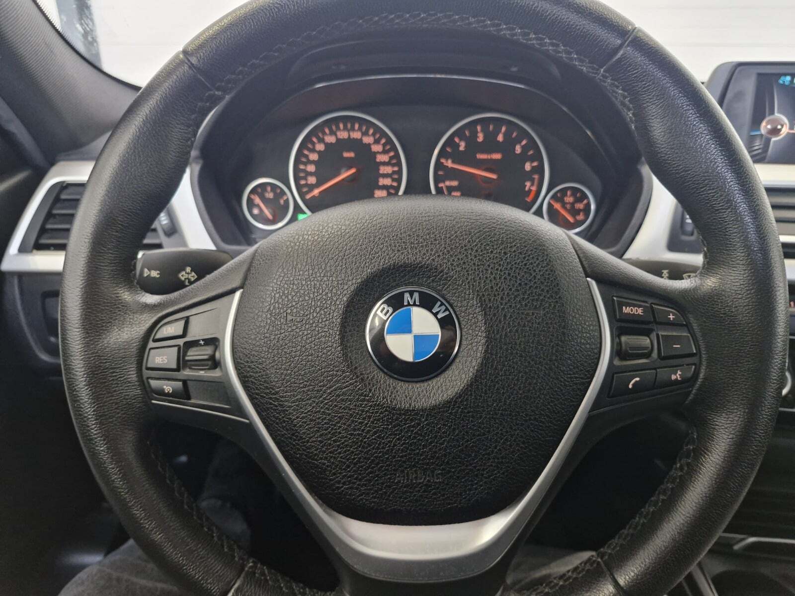Sort BMW 318i fra 2017