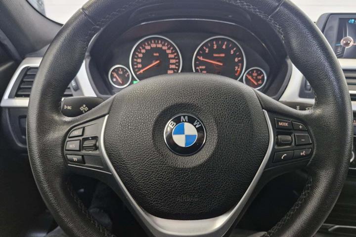 Sort BMW 318i fra 2017