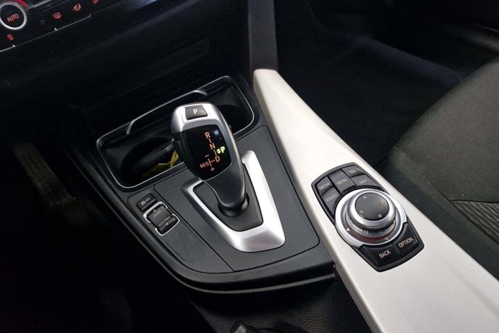 Sort BMW 318i fra 2017