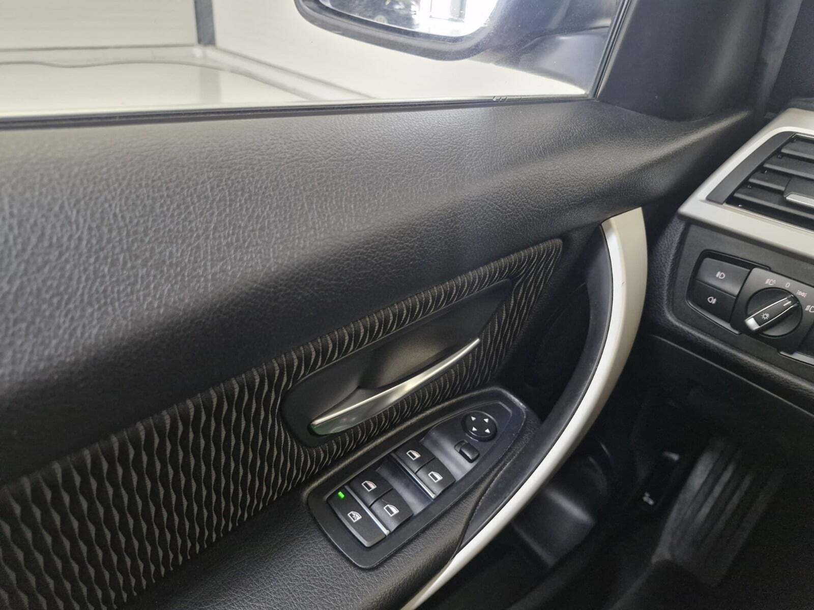 Sort BMW 318i fra 2017