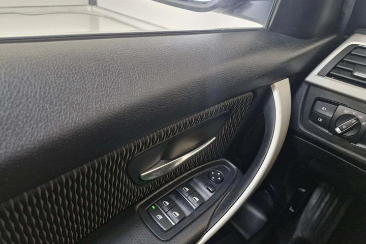 Sort BMW 318i fra 2017