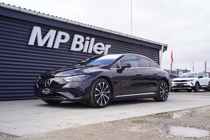 Grå Mercedes EQE300 fra 2023 set udefra