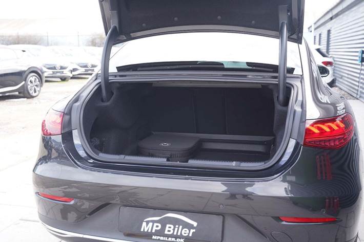 Grå Mercedes EQE300 fra 2023