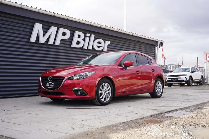 Rød Mazda 3 fra 2013 set udefra