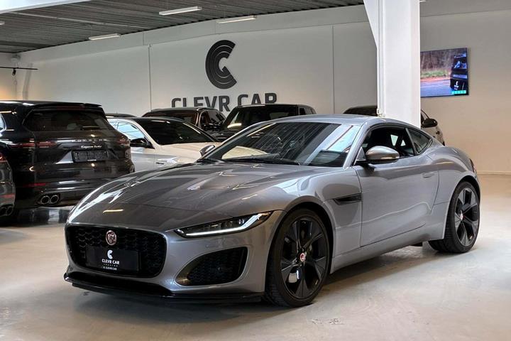 Sølv Jaguar F-Type fra 2021 set udefra