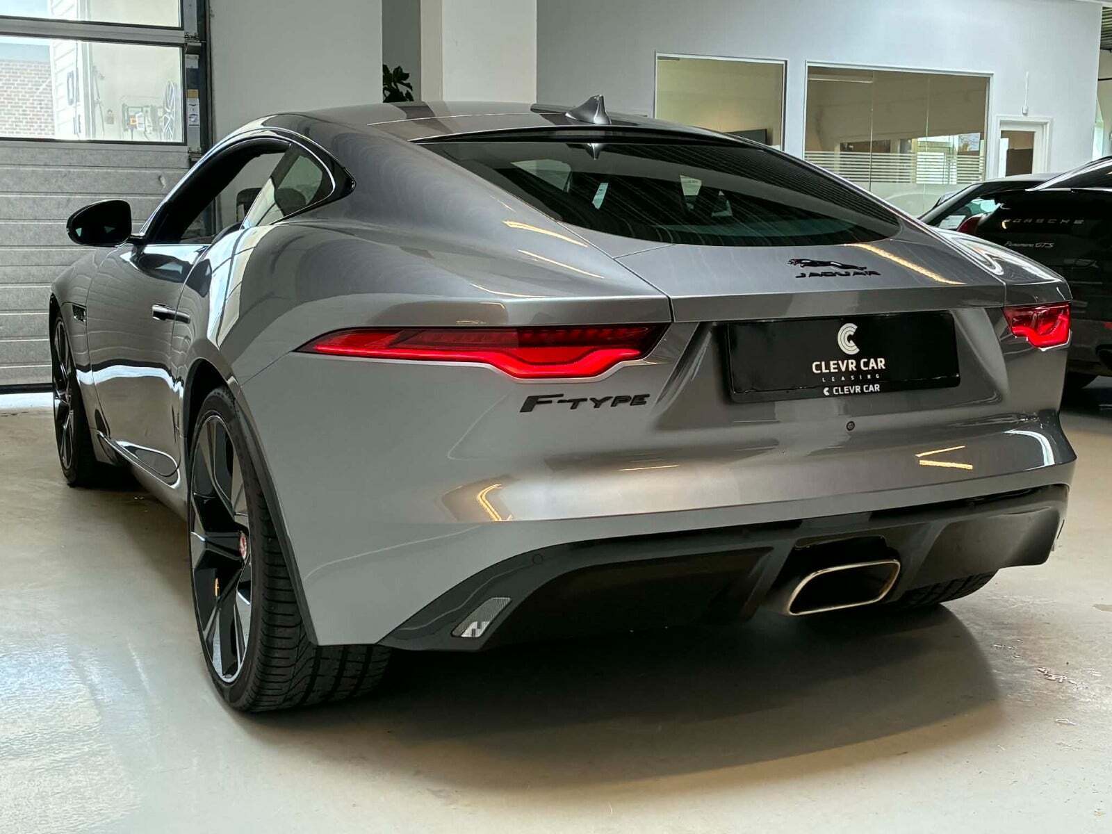 Sølv Jaguar F-Type fra 2021