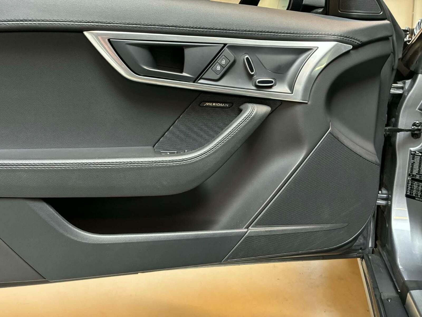 Sølv Jaguar F-Type fra 2021