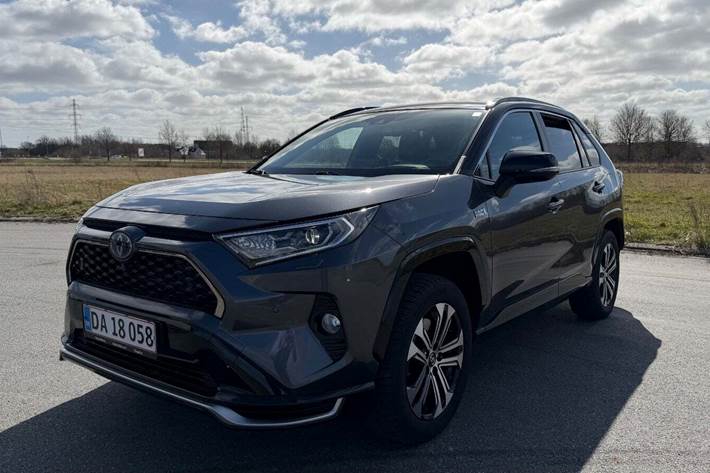 Grå Toyota RAV4 fra 2021