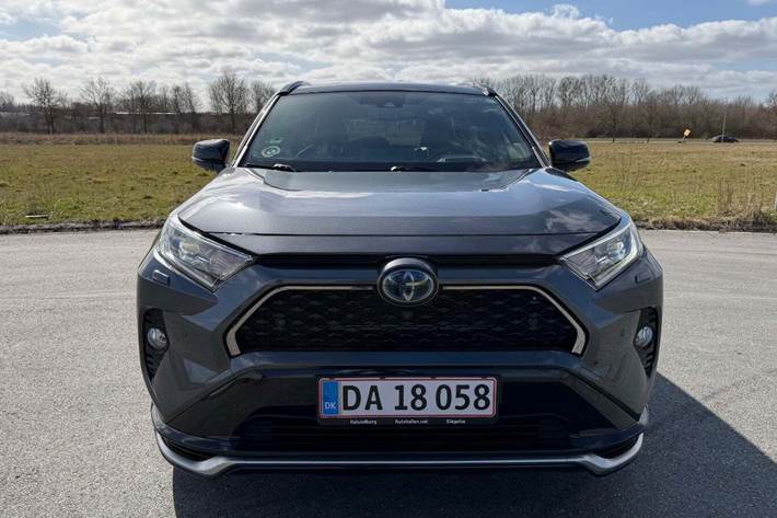 Grå Toyota RAV4 fra 2021