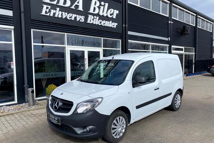 Hvid Mercedes Citan 109 fra 2021 set udefra