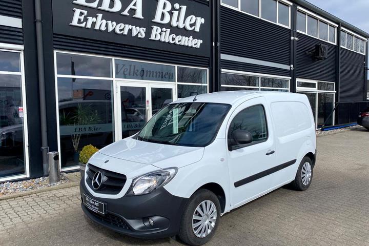 Hvid Mercedes Citan 109 fra 2021 set udefra