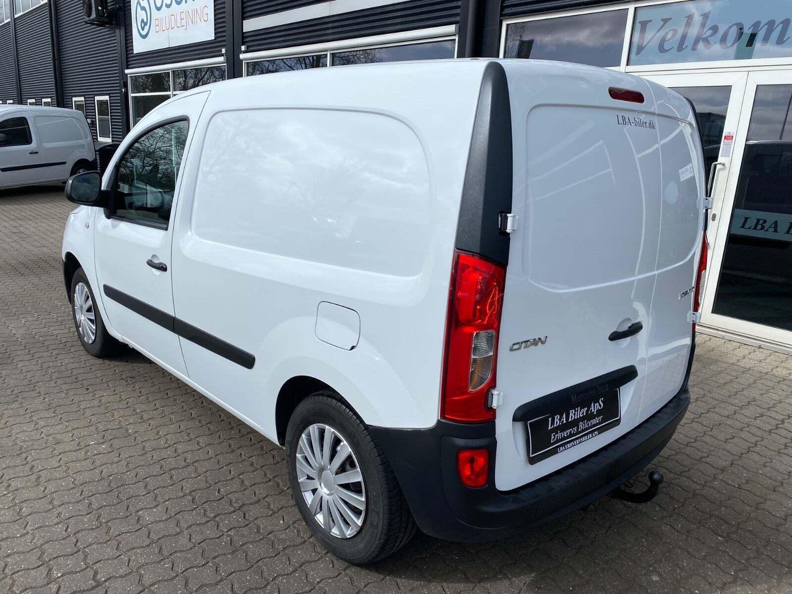 Hvid Mercedes Citan 109 fra 2021 set udefra